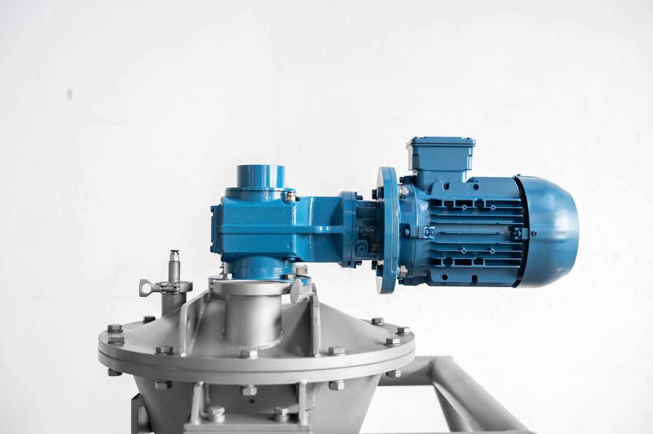 Ribbon Mixers Go Vertical To Save Space In R&D/Labs