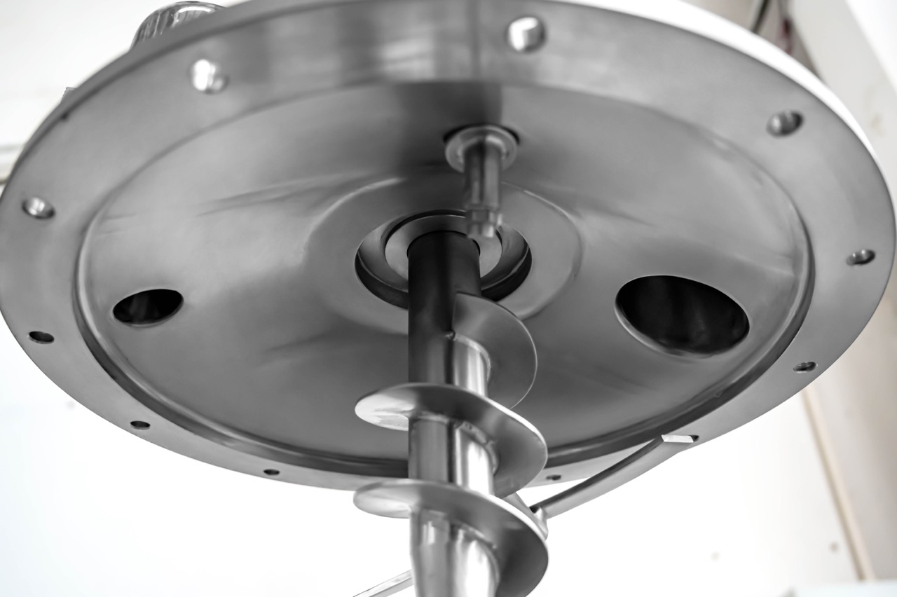 Ribbon Mixers Go Vertical To Save Space In R&D/Labs